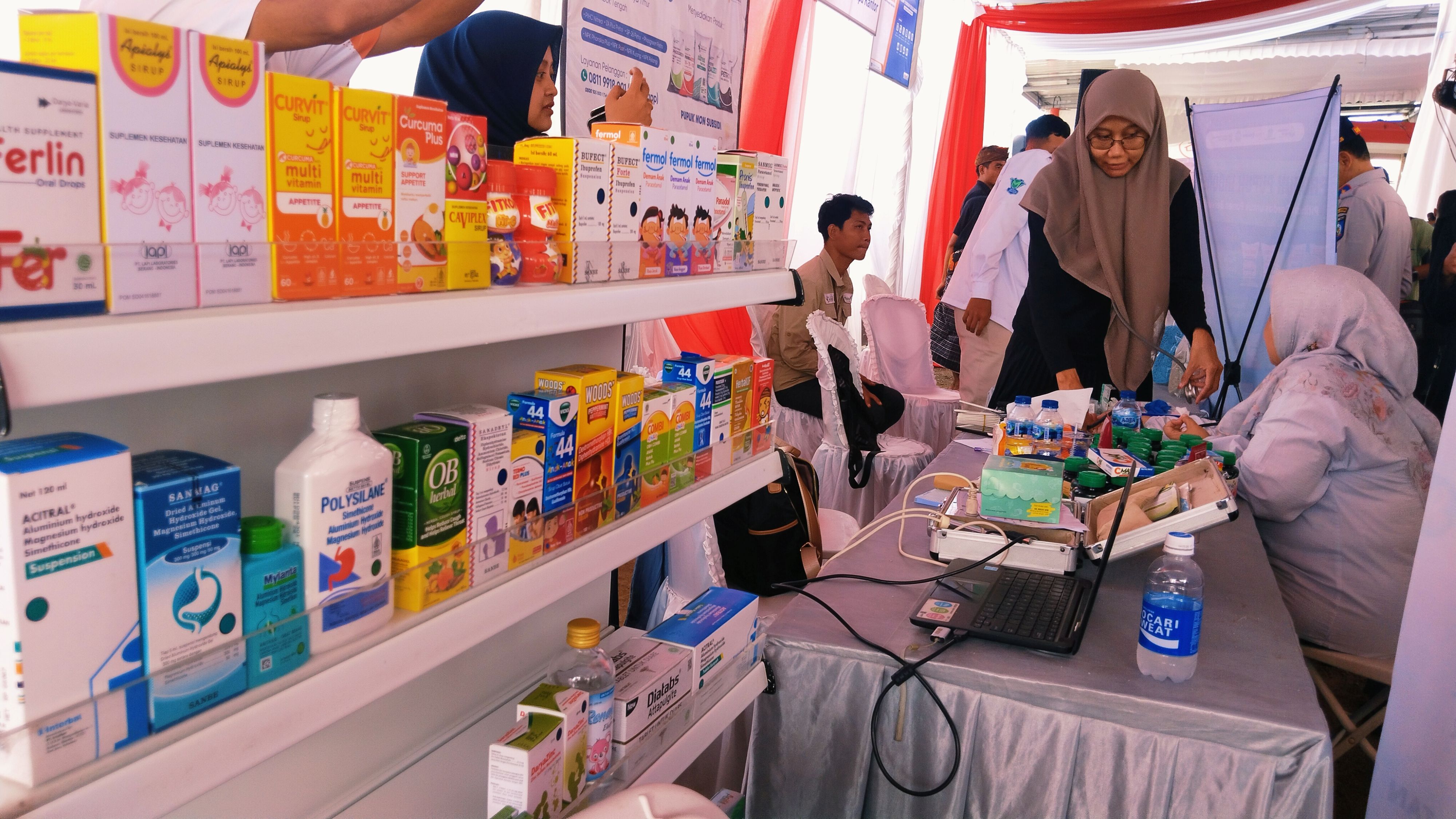 Gerai obat murah atau apotek desa bisa menjadi salah satu usaha yang dijalankan koperasi desa/kelurahan di Dusun Selangaran, Desa Bilelando, Praya Timur, Lombok Tengah, Senin (21/7).