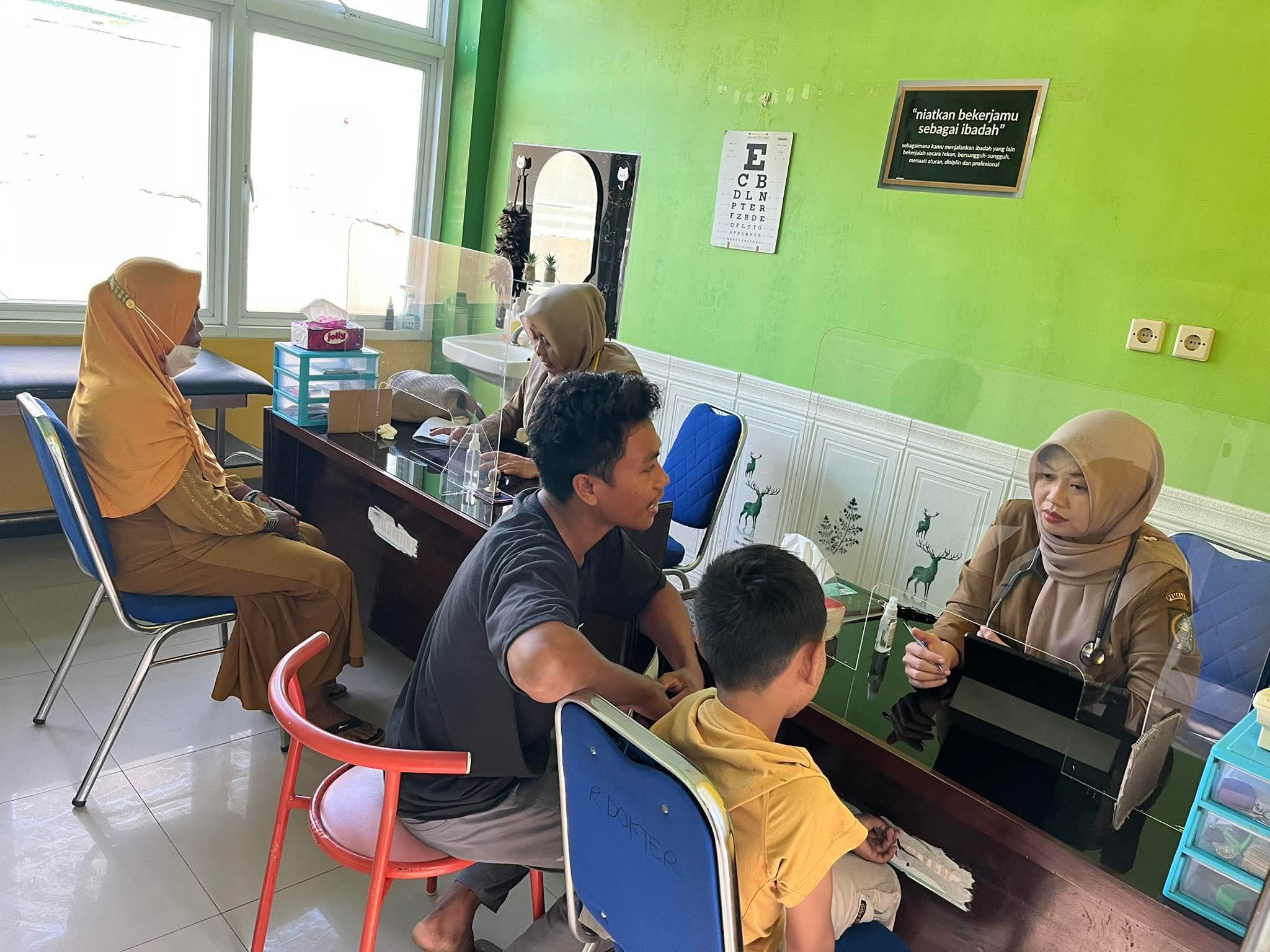 Petugas medis Puskesmas Bolo, Bima sedang melayani warga yang berobat, Senin (21/7). (Facebook Rini Fitriyani)