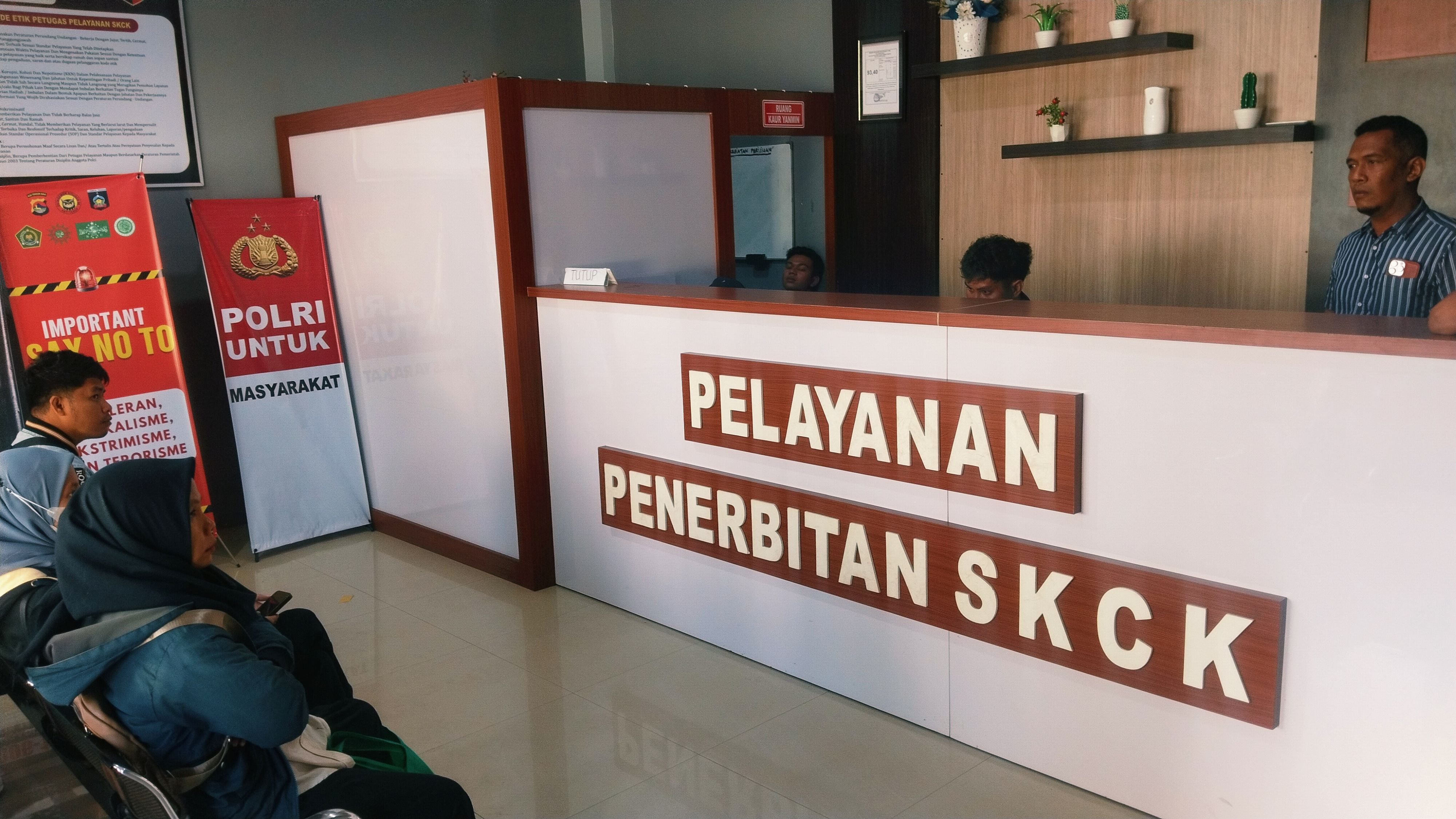 Pemohon SKCK mengantri di dalam ruang pelayanan Penerbitan SKCK, Polres Lombok Tengah, Selasa (22/7).