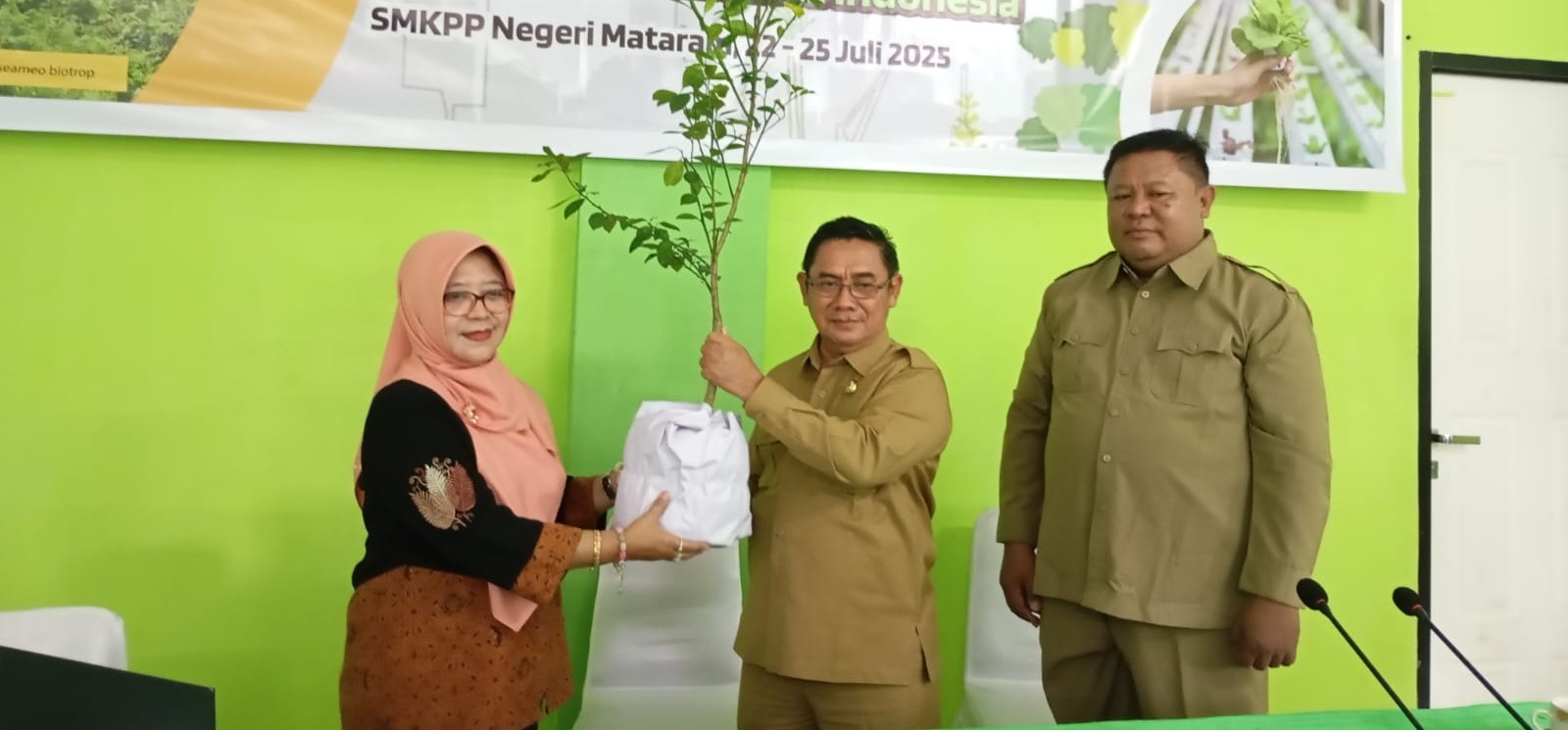 Kepala Dikbud NTB Abdul Aziz menerima bibit jeruk usai membuka pelatihan urban farming di SMKPP Negeri Mataram, Selasa (22/7).