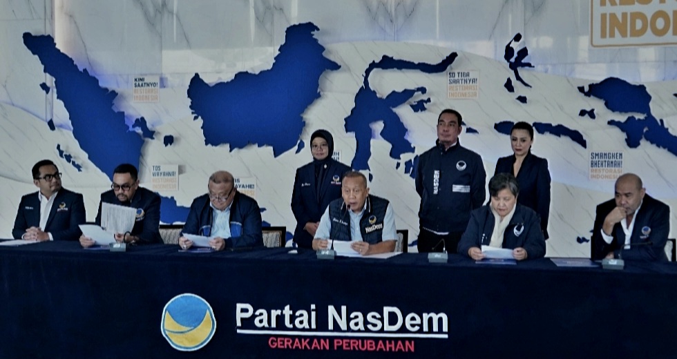 Wakil Ketua Umum NasDem Saan Mustopa memimpin konpers terkait pandangan partai soal pemanfaatan IKN di Kantor DPP NasDem Jakarta.