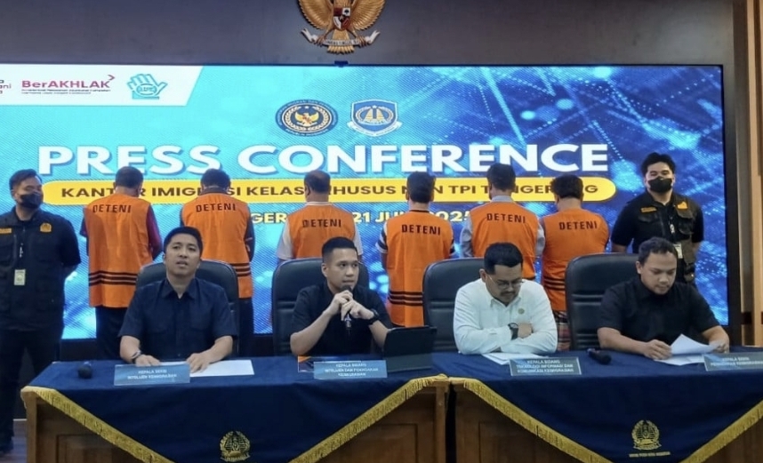 Akibat perbuatan mereka, ke enam WNA Pakistan ini, dikenakan sanksi deportasi dan penangkalan sesuai Pasal 75 UU Keimigrasian. (istimewa)
