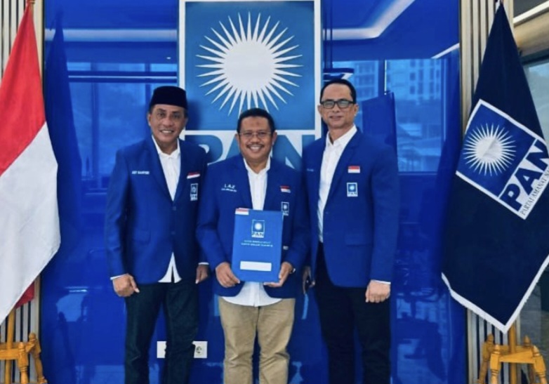 Ketua DPW PAN NTB Lalu Ahmad Zaini didampingi Sekwil Ady Mahyudi (kiri) dan bendahara Hasbullah Muis Konco (kanan). Di level pengurus puncak ini dikhawatirkan muncul matahari kembar.