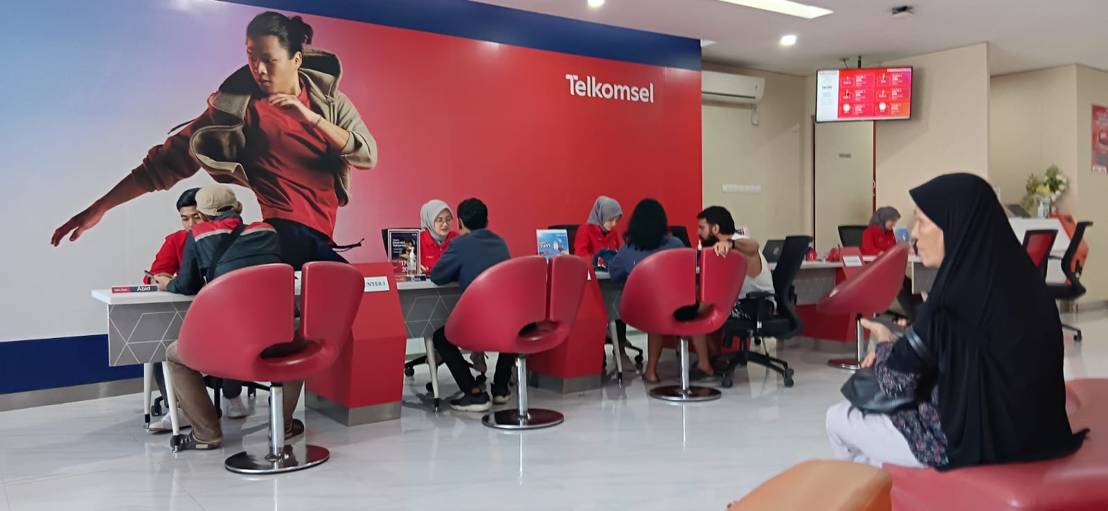 Beberapa pelanggan sedang pengecekan paket di Grapari. Telkomsel terus memperkuat cakupan jaringan 5G di wilayah Bali Nusa Tenggara, dengan fokus signifikan pada perluasan di NTB. (NURUL/LOMBOK POST)