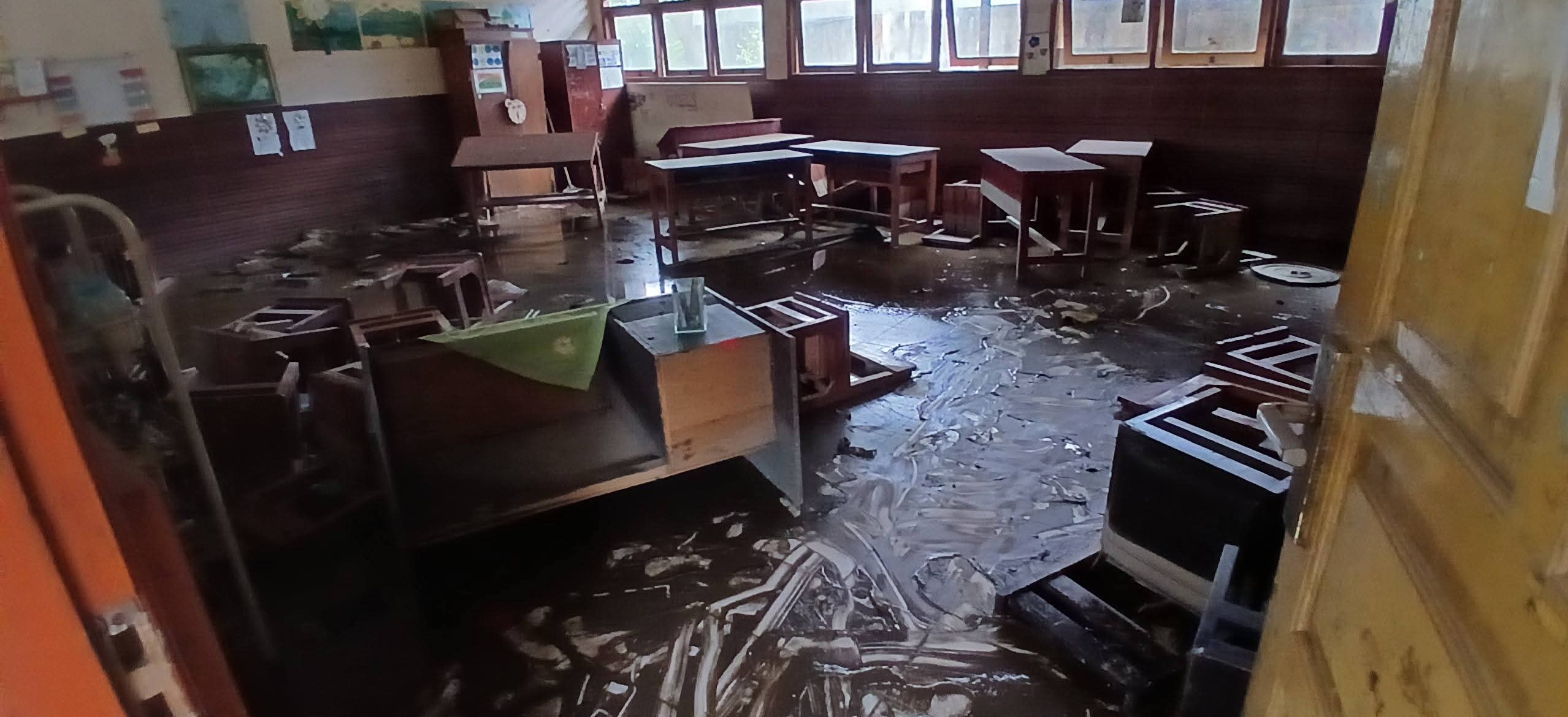 Ruang kelas SDN 42 Cakranegara dipenuhi lumpur pasca banjir awal Juli lalu.