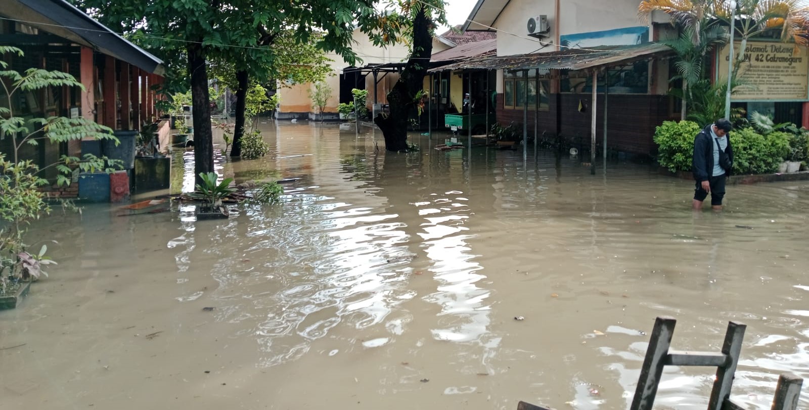 Halaman dan ruang kelas SDN 42 Cakranegara terendam saat banjir awal Juli lalu.