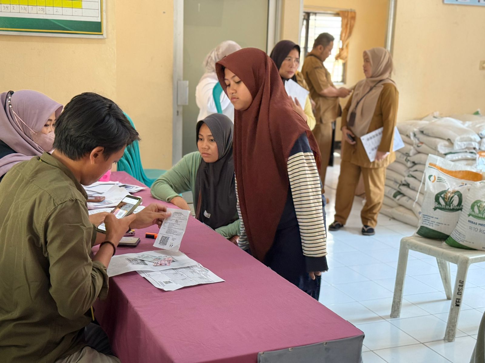 Bulog NTB Salurkan Beras Bantuan Pangan, Masyarakat Diingatkan untuk Tidak Diperjualbelikan