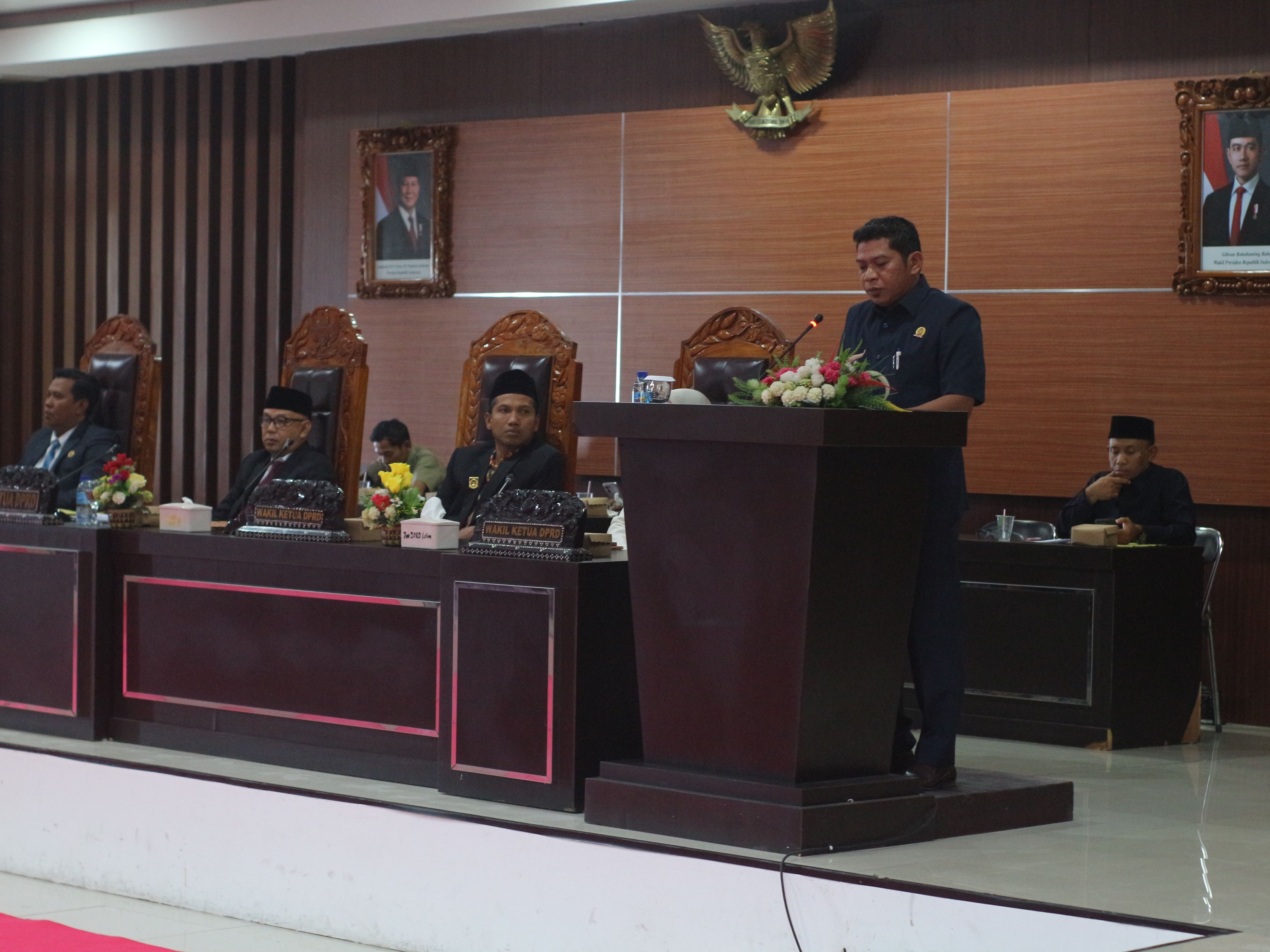 Ahyar Rosidi Anggota DPRD Lotim dari fraksi Perindo saat menyampaikan pandangannya terhadap RPJMD Lotim pada rapat paripurna.