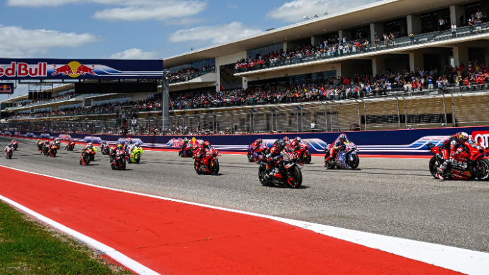 MotoGP 2027 hadir dengan motor baru yang lebih aman dan berkelanjutan. Perubahan mesin, bahan bakar, dan aerodinamika akan buat balapan lebih spektakuler!