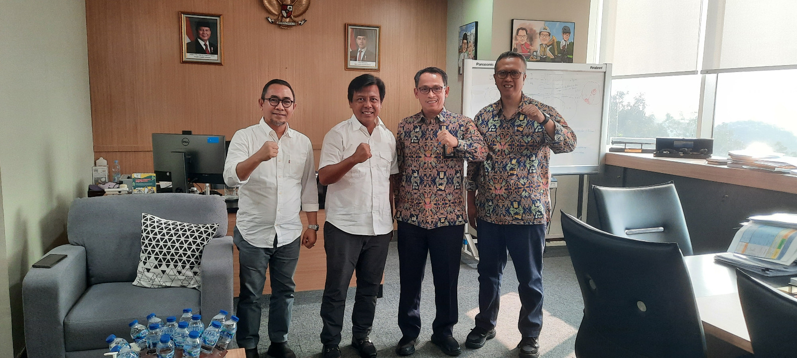 Bupati KSB Amar Nurmansyah saat bertemu dengan Direktur Irigasi Kementerian PU RI membahas pembangunan jaringan irigasi bendungan Tiu Suntuk menuju Kecamatan Jereweh di Jakarta, beberapa hari lalu.