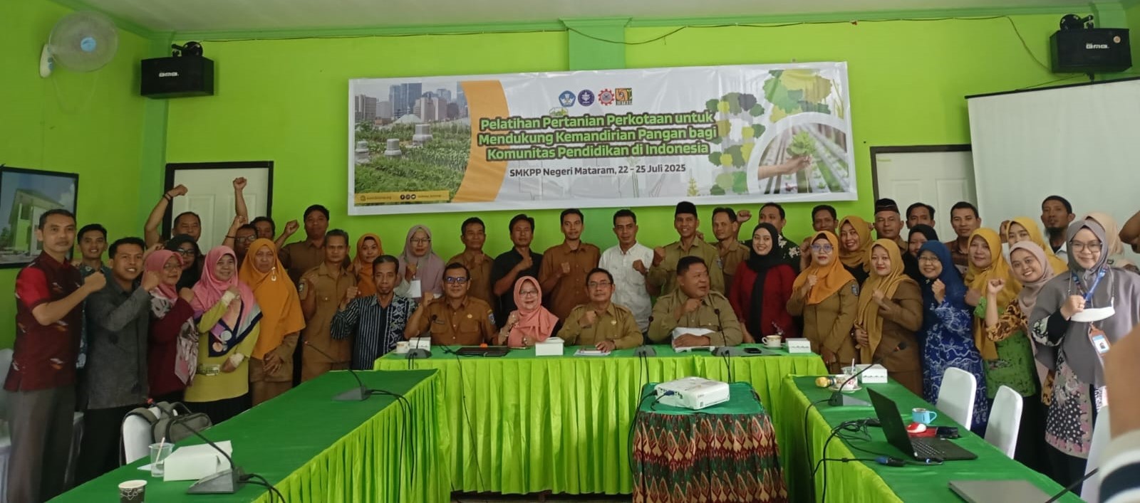 Para guru di Pulau Lombok foto bersama saat pelatihan urban farming di SMKPP Negeri Mataram, Selasa (22/7).