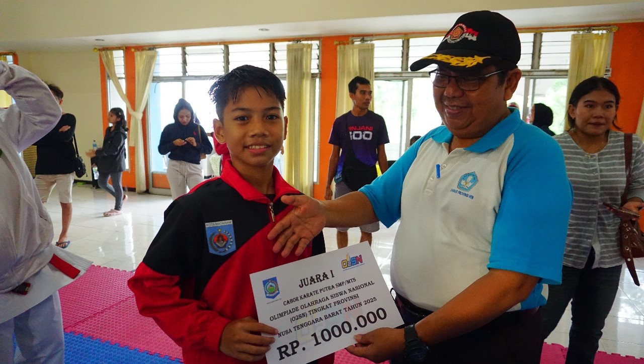 Siswa SMPN 15 Mataram Lalu Irfan Yogi Alfareza juara karate O2SN tingkat NTB.