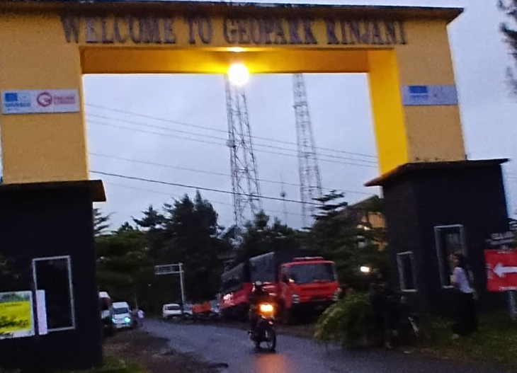 Solidaritas Pelaku Pariwisata Rinjani: Perbaiki Jalur dan Desak Pembukaan Kembali Pendakian. (NURUL/LOMBOK POST)