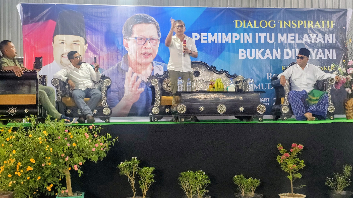 Rocky Gerung mengkritik kepemimpinan Indonesia, menyebut pemimpin lebih jadi dealer daripada leader.
