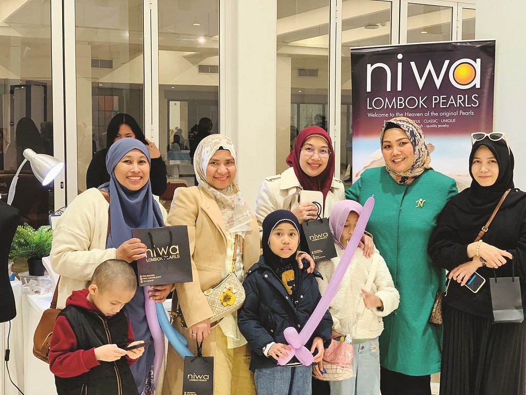 PASARKAN MUTIARA LOMBOK: Nia Amelya Nawwaf (baju hijau) saat memasarkan mutiara Lombok pada salah satu pameran di Kota Yarmouk, Kuwait, beberapa waktu lalu.