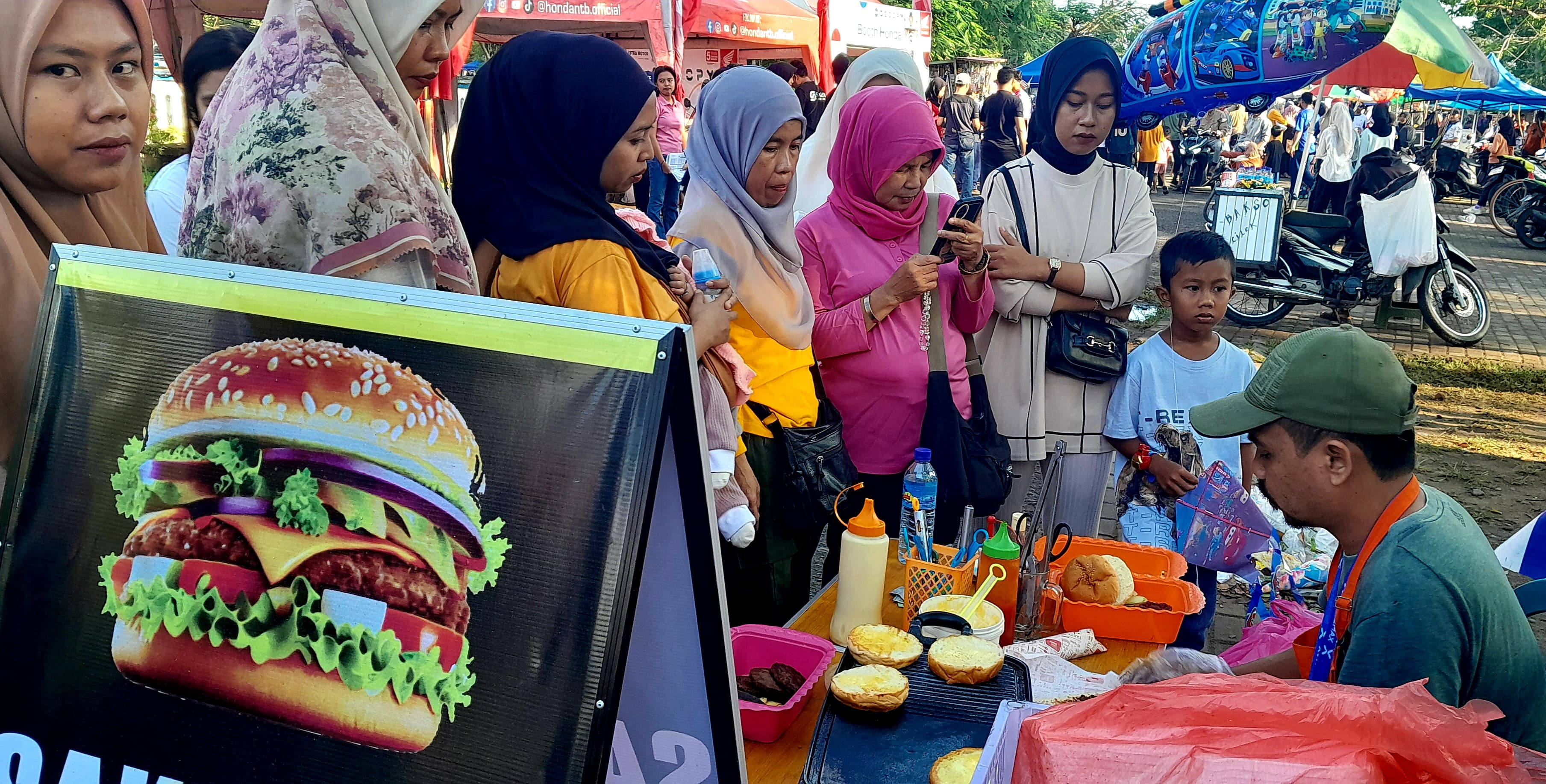 BIKIN SENANG PEDAGANG: Pelaku UMKM berjualan di area Car Free Day Kota Gerung yang selalu ramai setiap akhir pekan. &nbsp;