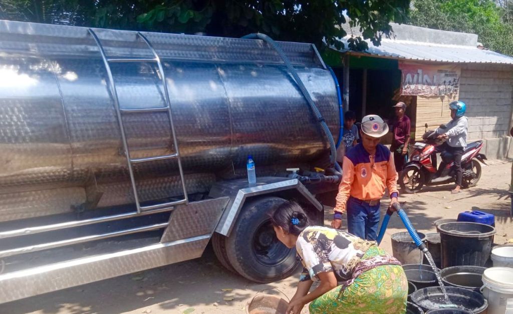 KEBUTUHAN PRIMER: Petugas BPBD NTB menyalurkan air bersih, kepada masyarakat terdampak kekeringan, di salah satu wilayah di Pulau Lombok beberapa waktu lalu.