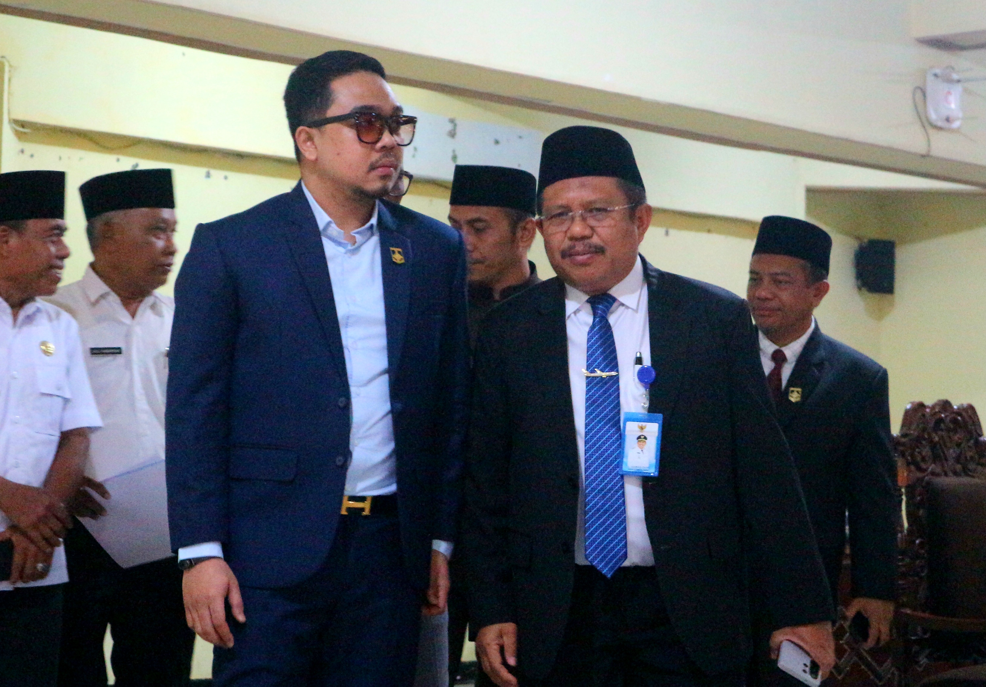SATU SUARA: Ketua DPRD Lobar Lalu Ivan Indaryadi bersama Bupati Lobar Lalu Ahmad Zaini usai rapat paripurna di Kantor DPRD Lobar.