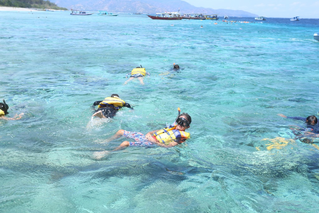 LIBURAN SERU: Wisatawan menikmati kegiatan snorkeling di Gili Trawangan, beberapa waktu lalu.