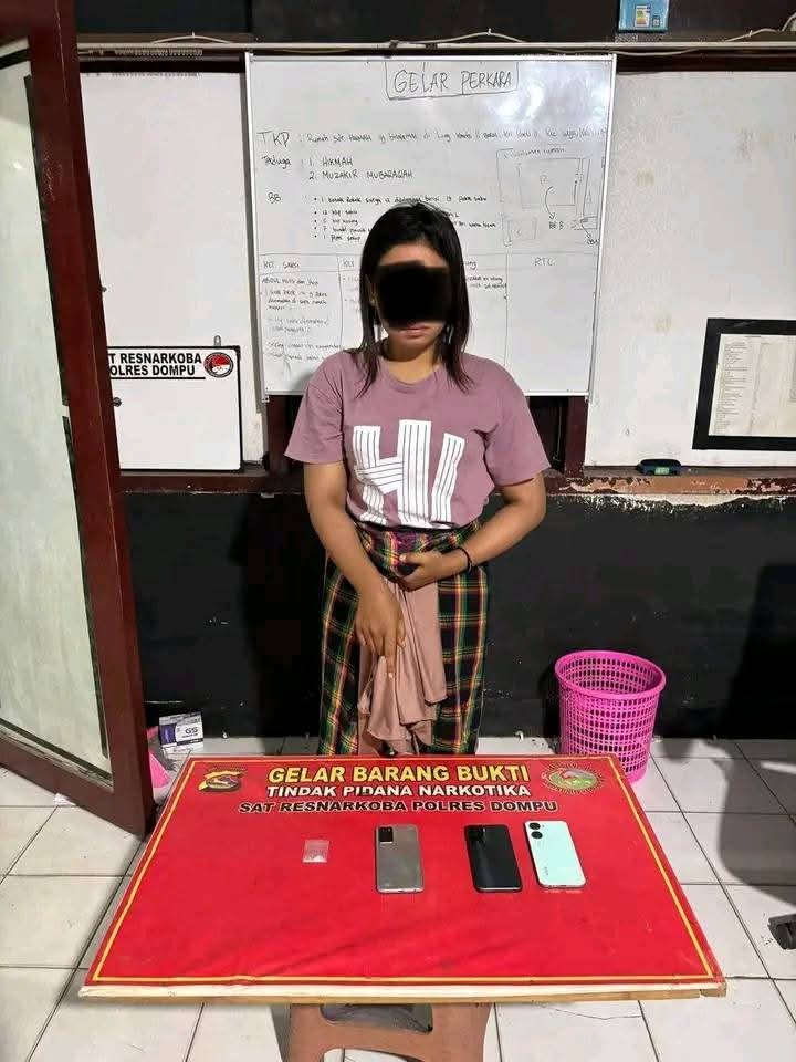 Mahasiswi berinisial E diamankan bersama barang bukti sabu di Polres Dompu, Selasa (22/7).