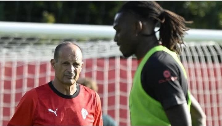 Pelatih AC Milan mengamati pemainnya Rafael Leao dalam sebuah sesi latihan. 