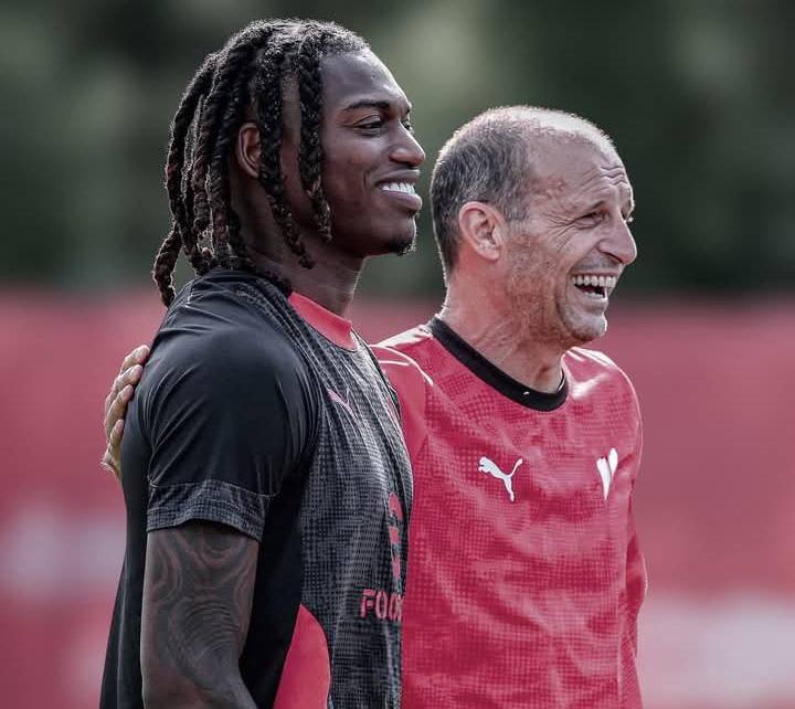 Rafael Leao dan Massimiliano Allegri tampak akrab dalam sebuah sesi latihan AC Milan.