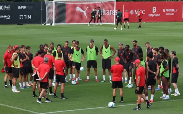 Para pemain AC Milan dalam salah satu sesi latihan.