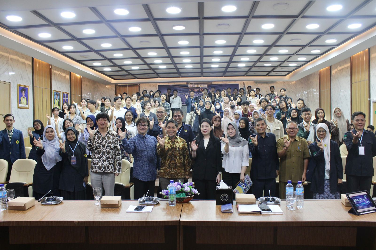 Kepala BRIDA NTB I Gde Putu Aryadi (tiga dari kanan) saat menghadiri Konferensi WINIT di Unram, Selasa (22/7). (FOTO: BRIDA NTB)