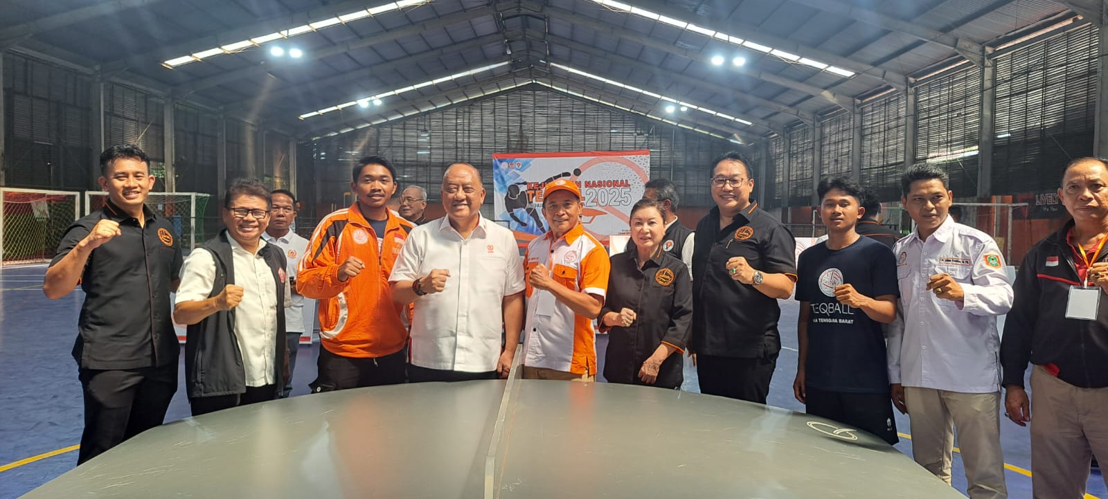 Atlet teqball NTB bersama Ketua Umum KONI Pusat Marciano Norman usai pembukaan Kejurnas Teqball 2025.