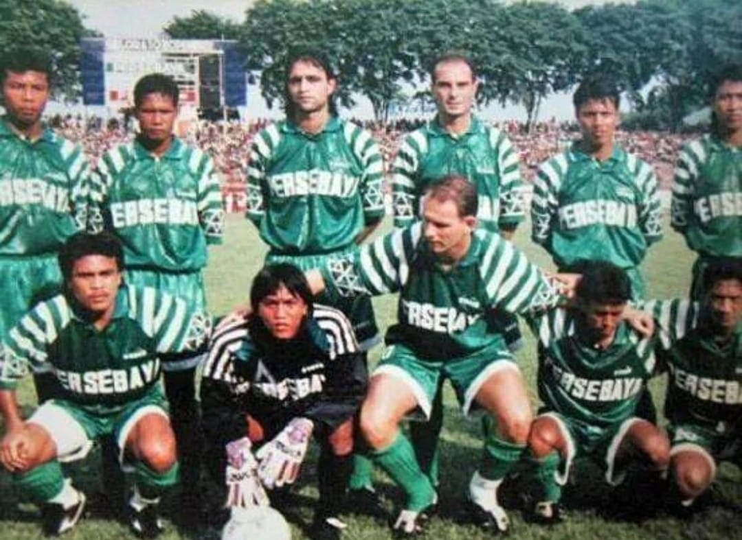 Plamen Kazakov dan rekan-rekannya saat melakoni laga eksebisi. (Instagram @pemerhatisejarahpersebaya)