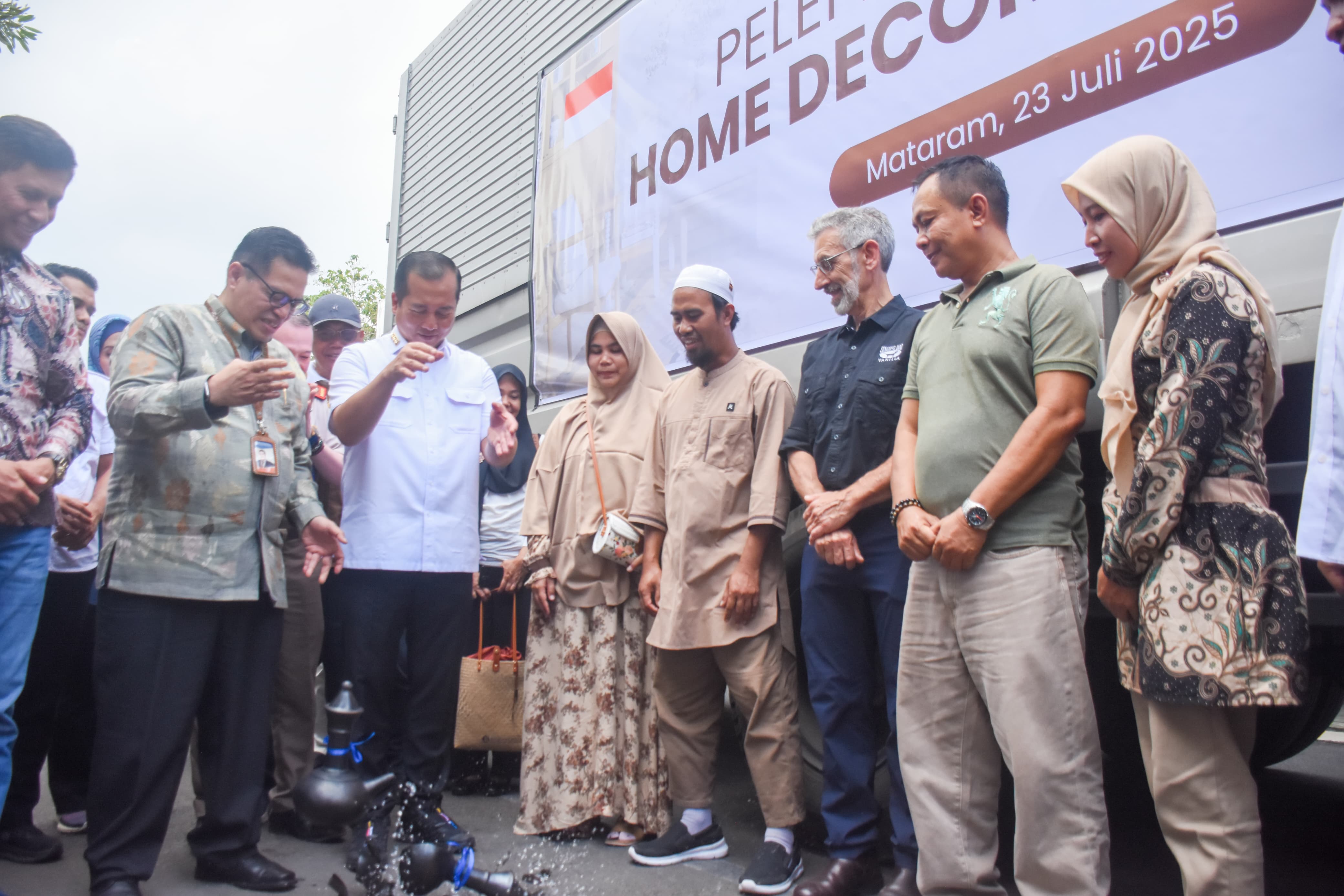 Kepala Perwakilan Bank Indonesia Provinsi NTB Berry Arifsyah Harahap  (kiri) bersama Gubernur NTB Lalu Muhamad Iqbal (dua dari kiri) saat secara simbolis melepas ekspor produk non tambang NTB.