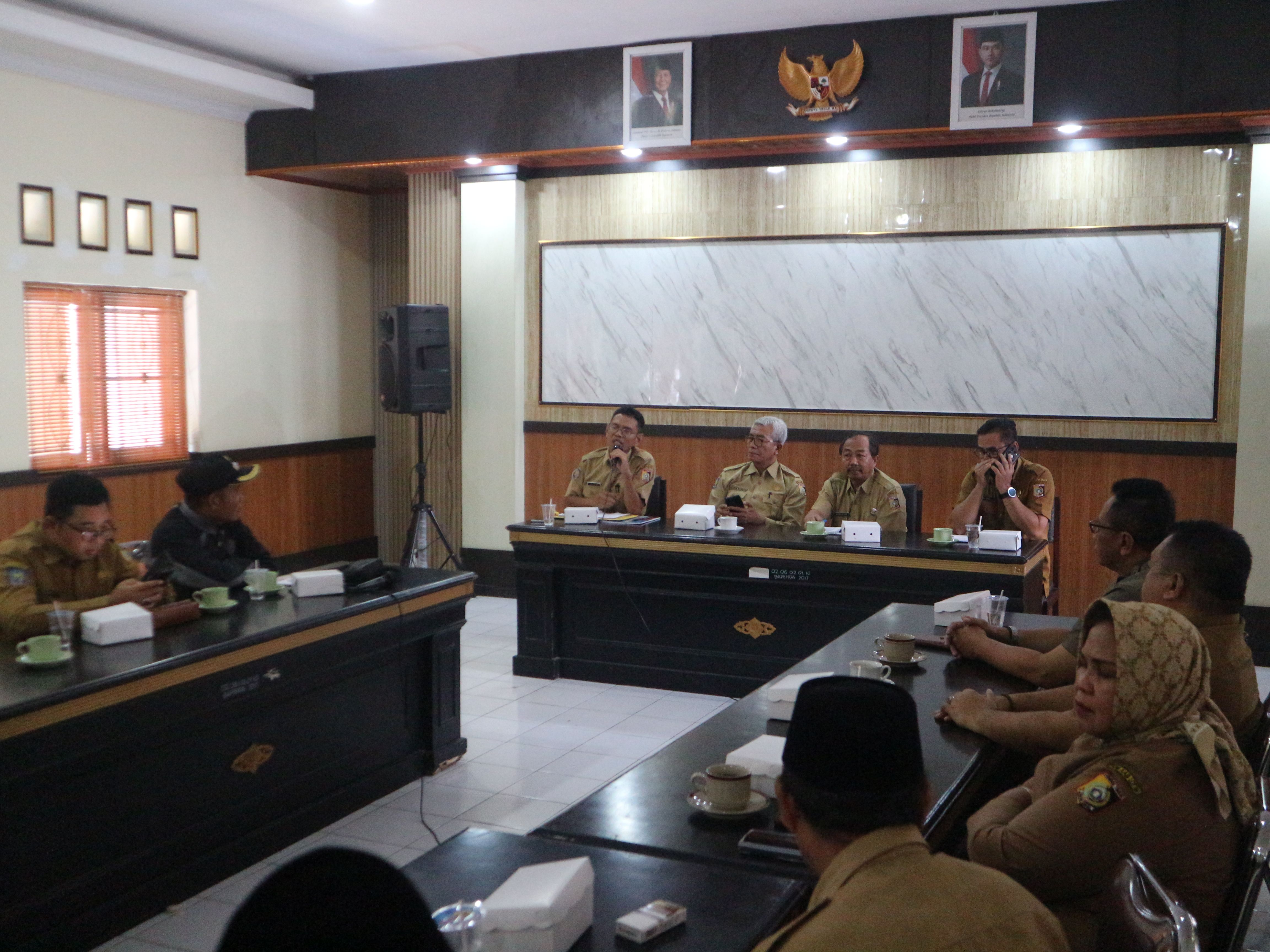 FKKD Lotim saat hearing ke Bapenda Lotim terkait penagihan pajak bumi bangunan pedesaan dan perkotaan