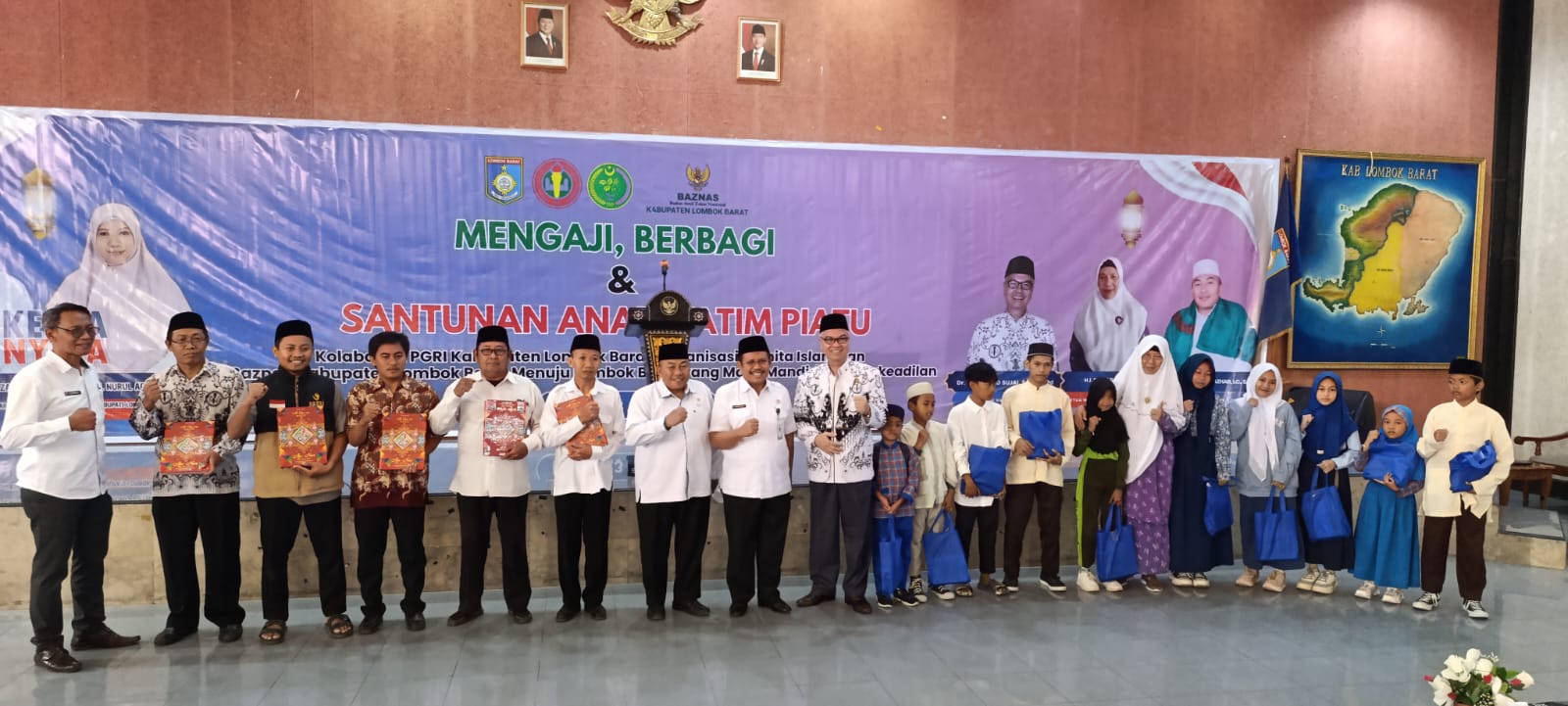 Bupati Lobar Lalu Ahmad Zaini (delapan dari kiri) foto bersama pengurus PGRI usai memberikan santuan kepada anak yatim, Rabu (23/7).