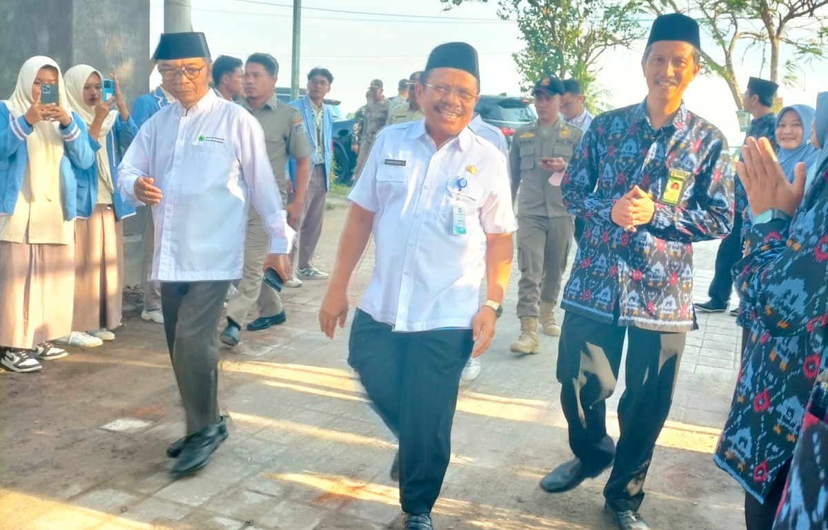 Bupati MAN Lobar Lalu Ahmad Zaini disambut kepala MAN Lobar saat berkunjung, Rabu (23/7).
