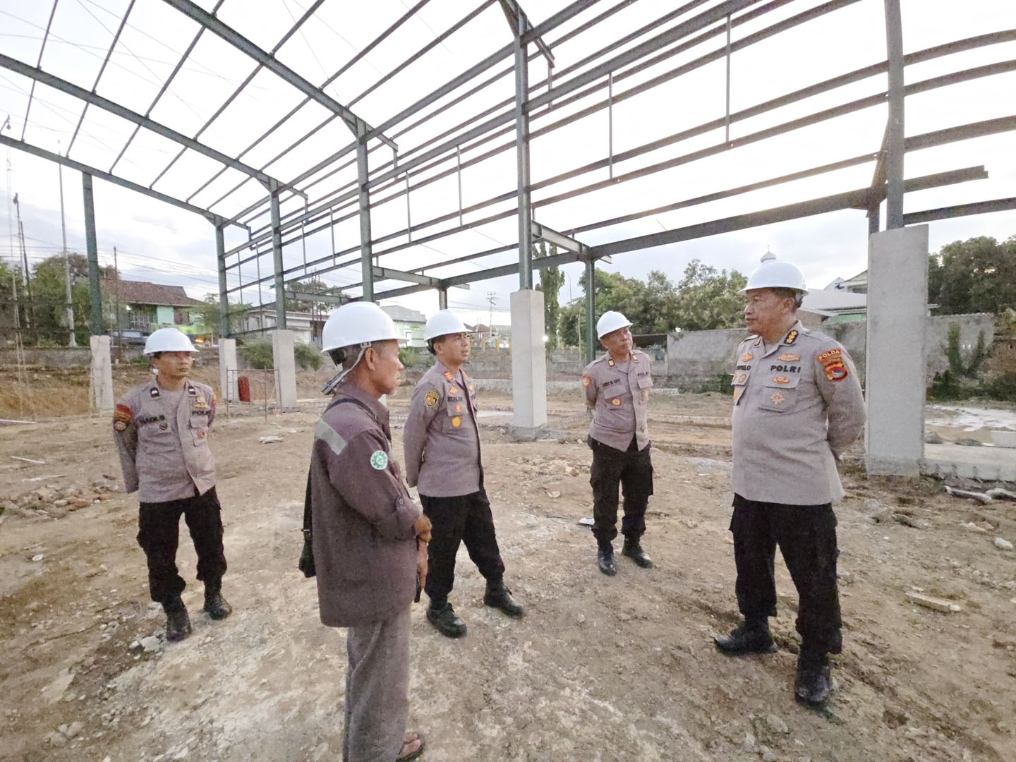 Karo Rena Polda NTB dan tim saat monitoring pembangunan penyimpanan jagung modern di Sumbawa.