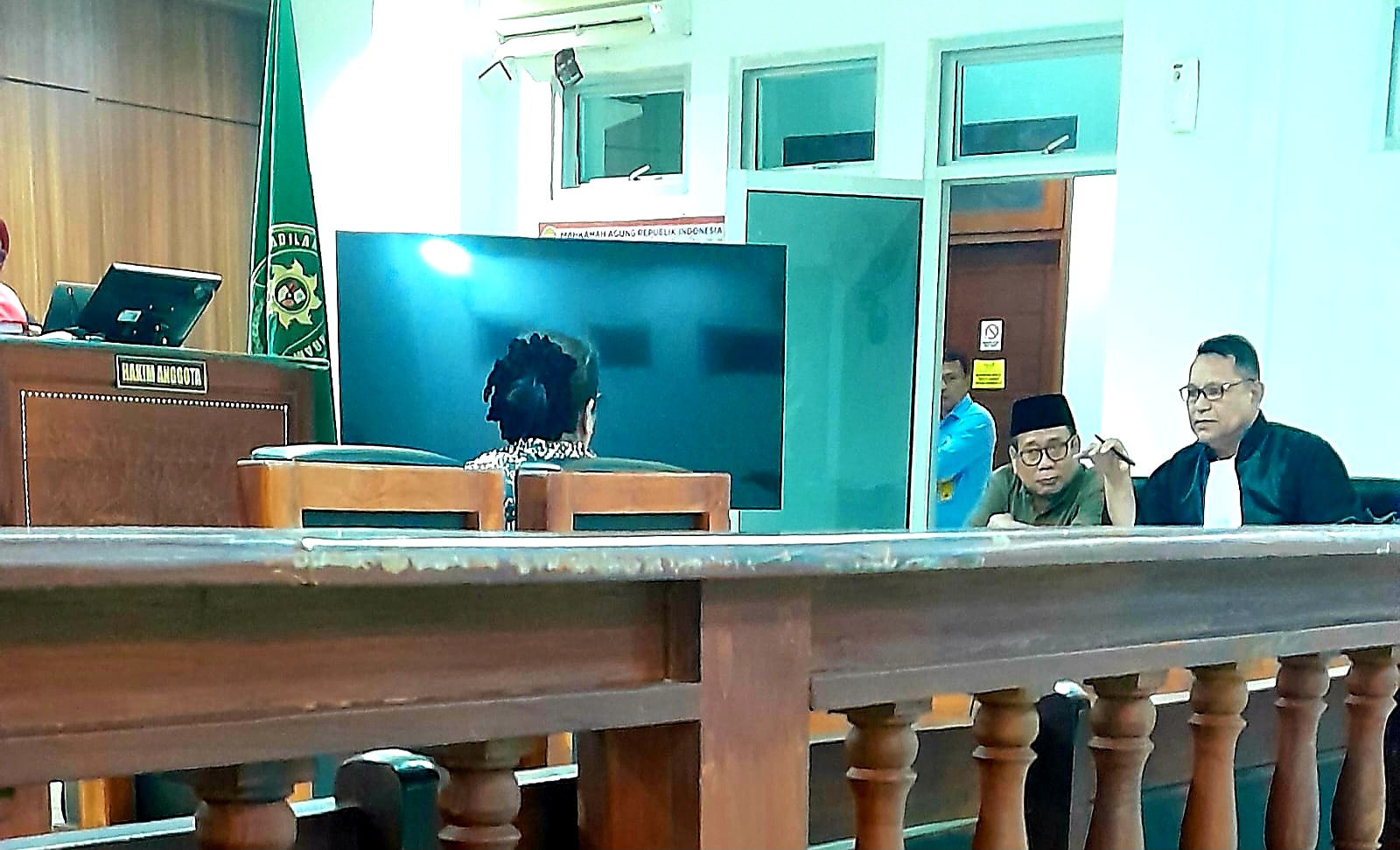 SIDANG: Sidang perkara penipuan dengan terdakwa mantan Bupati Loteng M Suhaili FT dengan agenda mendengarkan keterangan saksi pelapor Karina de Vega digelar di Pengadilan Negeri Praya, Kamis (24/7).