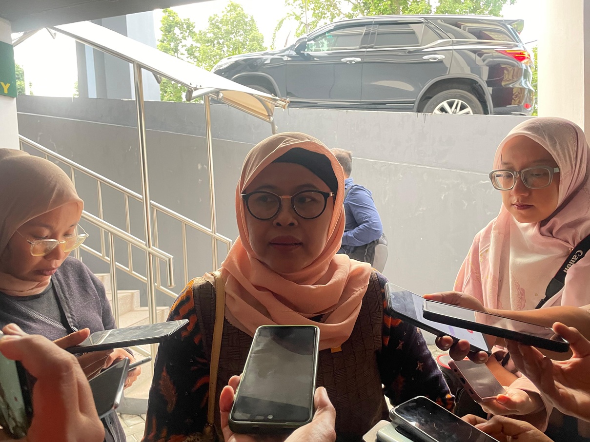 TERUS KAWAL: Wakil Ketua LPSK Sri Suparyati memberikan keterangan kepada awak media saat mendatangi kantor Kejati NTB, Rabu (23/7).