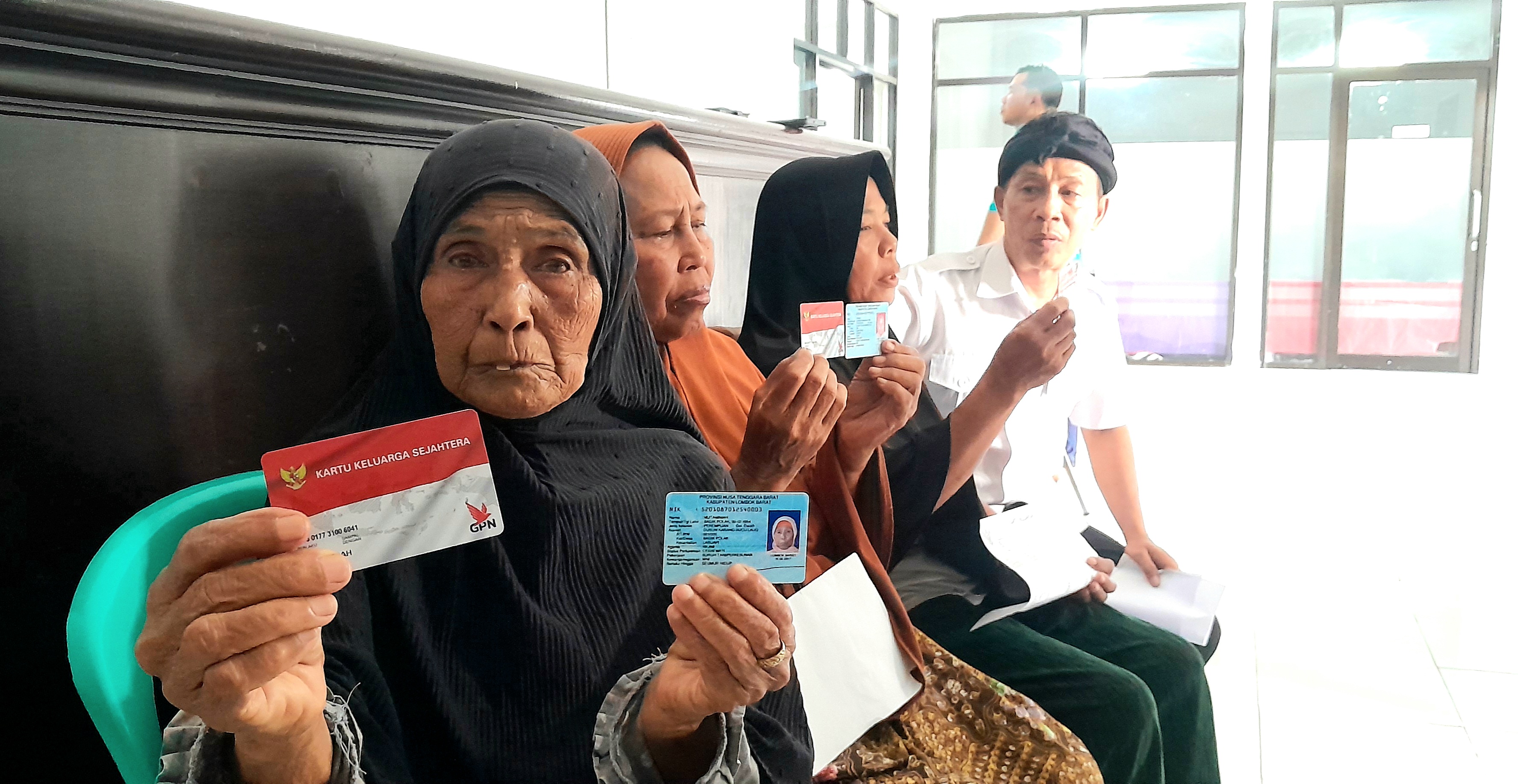 TOLAK BANTUAN: Warga Desa Bagik Polak menunjukkan Kartu Keluarga Sejahtera (KKS) yang mereka miliki namun justru tak dapat bantuan, Rabu (23/7) &nbsp;