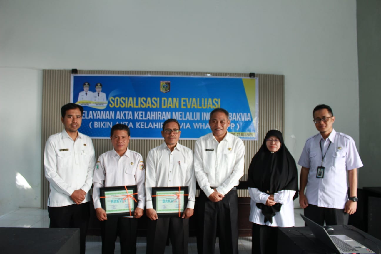 Kadis kesehatan dan Sekdis Dukcapil saat foto bersama saat pemberian apresiasi kepada puskesmas terbaik di Lotim
