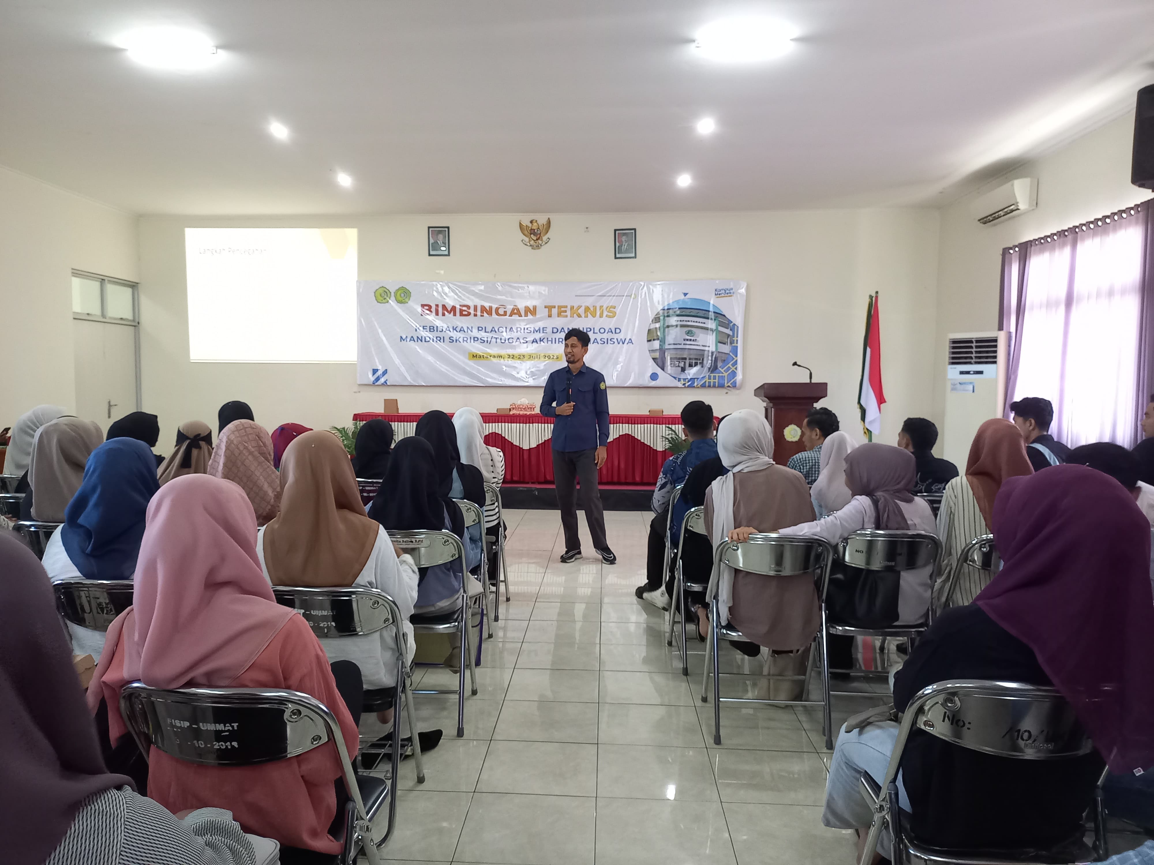 Kepala UPT Perpustakaan UMMAT Iskandar memberikan bimtek terkait plagiarisme mahasiswa, Kamis (24/7). (FOTO: ISKANDAR UNTUK LOMBOK POST)