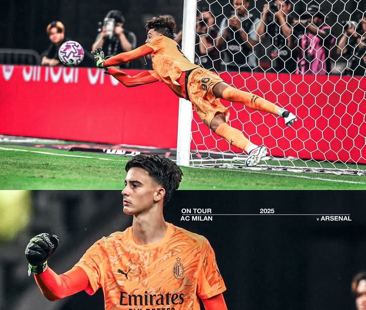 Lorenzo Torriani, kiper muda AC Milan mencuri perhatian dalam pertandingan persahabatan melawan Arsenal saat pramusim di Singapura.