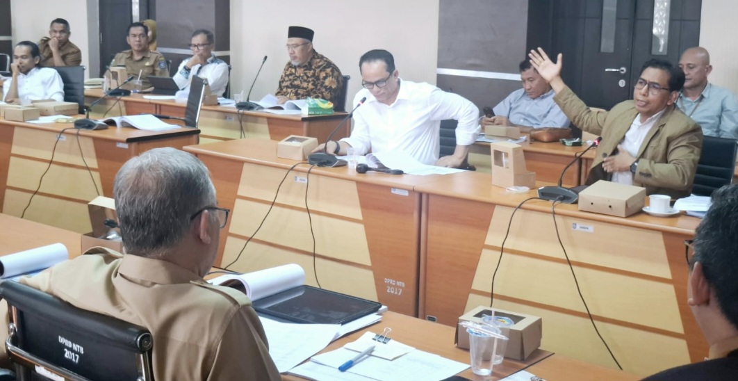 BAHAS RPJMD: Anggota Pansus RPJMD NTB 2025-2029 menghadirkan Sekda NTB Lalu Mohammad Faozal dan para kepala OPD Pemprov NTB di Aula Kantor DPRD NTB, Selasa (22/7).