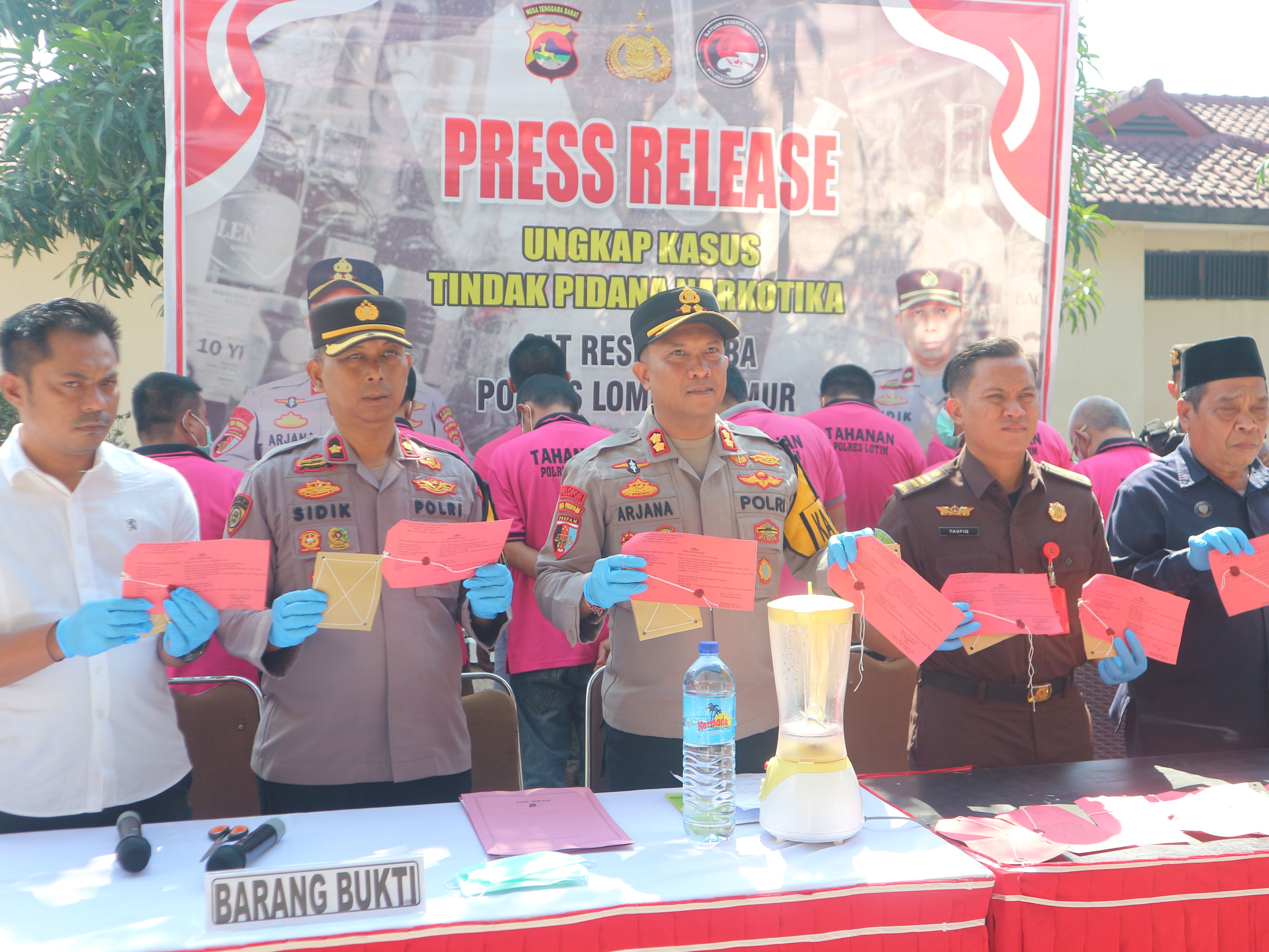 Kapolres Lombok Timur AKBP I Komang Sarjana saat menunjukkan BB narkoba yang akan dimusnahkan