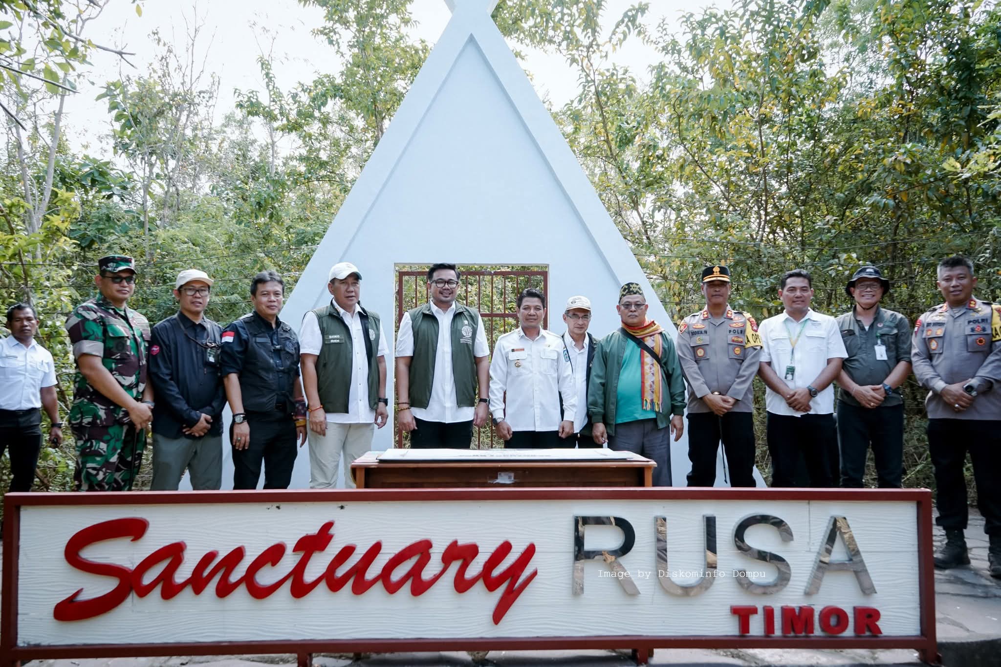 Wamen LHK Diaz Hendropriyono didampingi Bupati Dompu Bambang Firdaus meresmikan Taman Nasional Tambora di kawasan konservasi Doroncanga, Kecamatan Pekat, Kabupaten Dompu, Rabu (23/7).