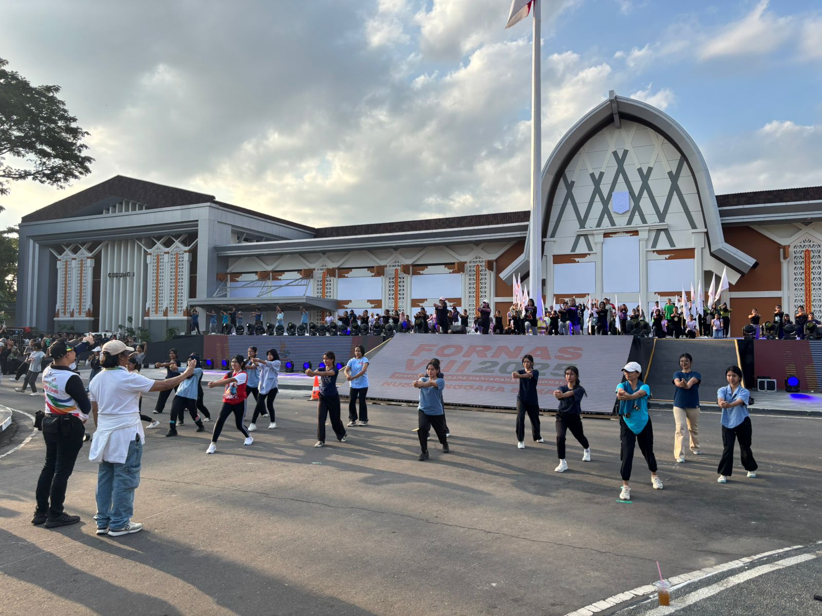 SIAP TAMPIL: Suasana gladi bersih pertunjukkan kolosal yang menampilkan budaya NTB, untuk pembukaan Fornas VIII Tahun 2025, di Lapangan Bumi Gora, Kantor Gubernur NTB, Kamis (24/7).
