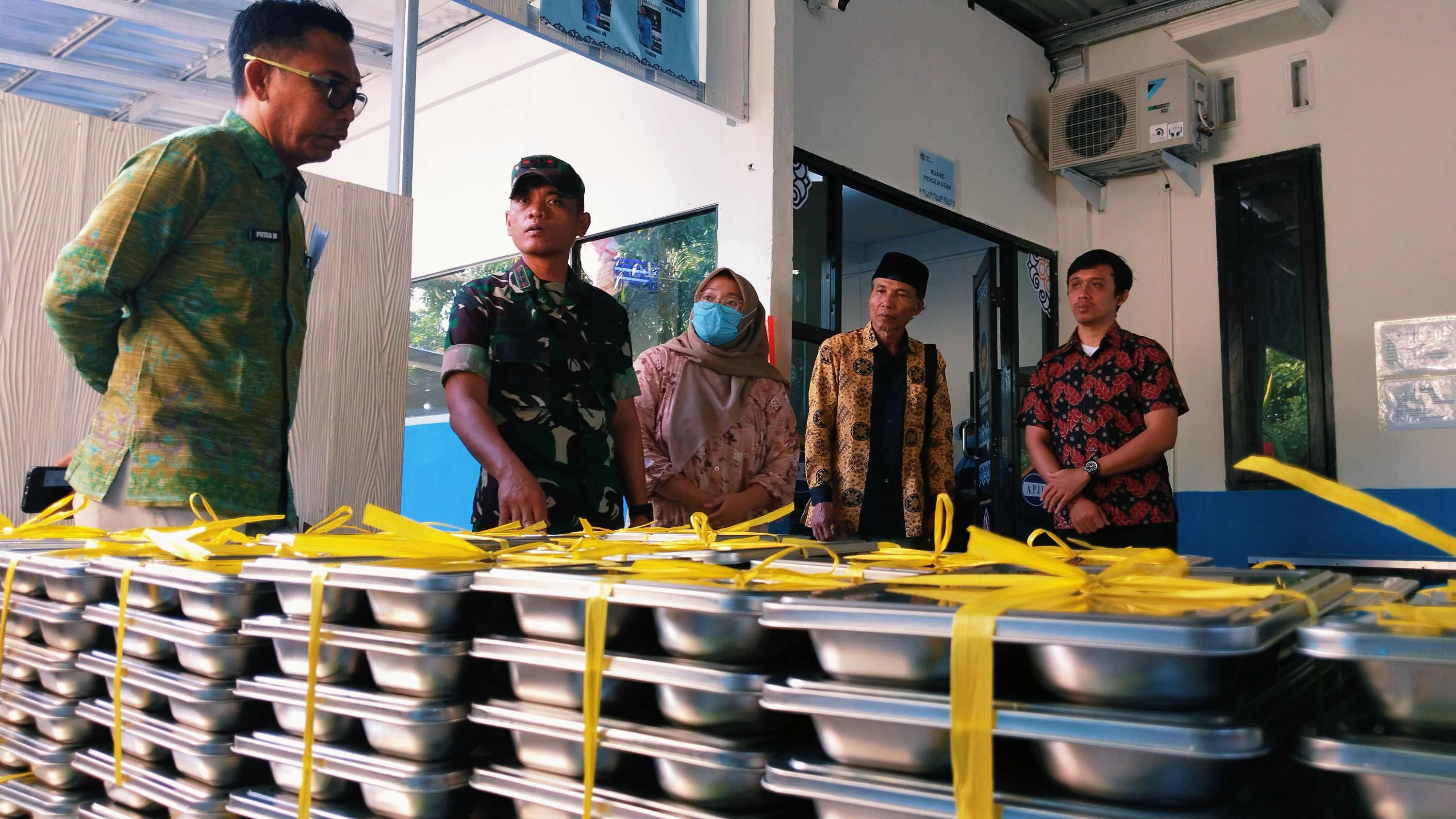 Komandan Kodim 1620/Loteng Letkol Arm Karimmudin Rangkuti (dua kiri) meninjau langsung pelaksanaan pengolahan dan penyajian program MBG di Dapur SPPG, Lingkungan Barukelak, Sasake, Praya Tengah