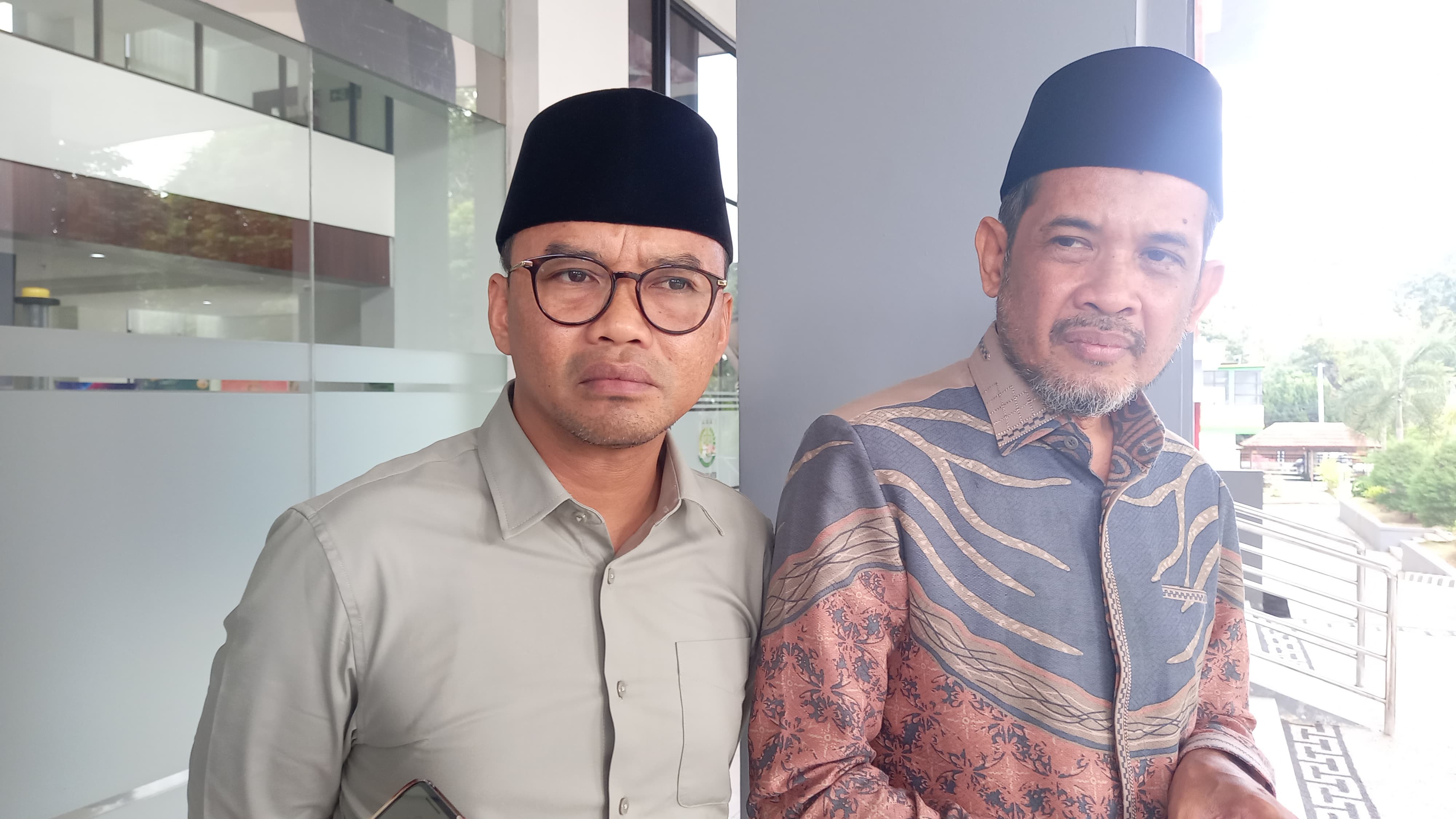 BERIKAN KETERANGAN: Anggota DPRD NTB Yek Agil (kiri) bersama Lalu Wirajaya memenuhi panggilan jaksa, Jumat (25/7).