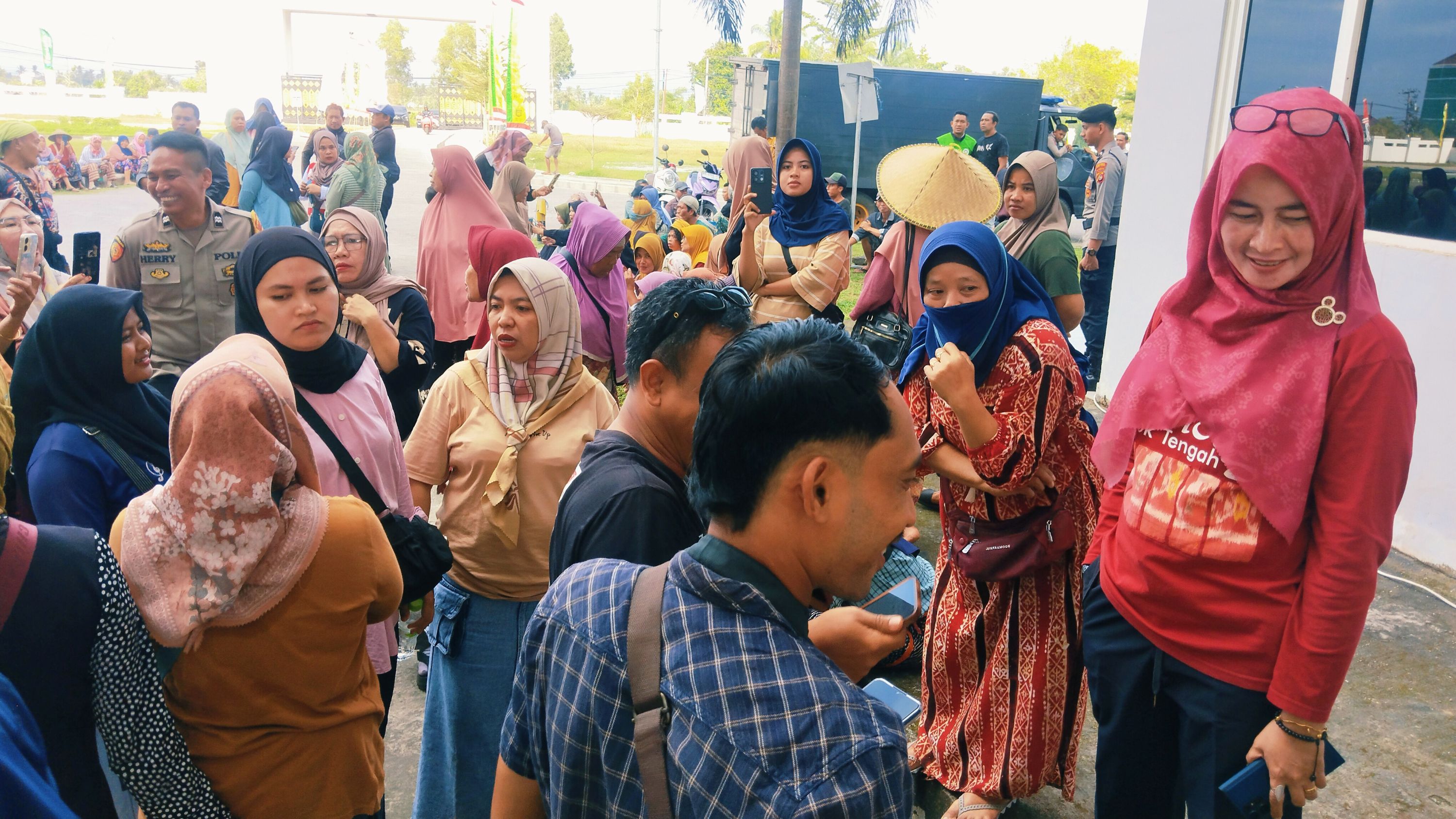 Puluhan pedagang dari Pasar Renteng geruduk kantor bupati Lombok Tengah, Jumat (25/7). Mereka menolak untuk dipindahkan kembali berjualan di dalam gedung pasar.