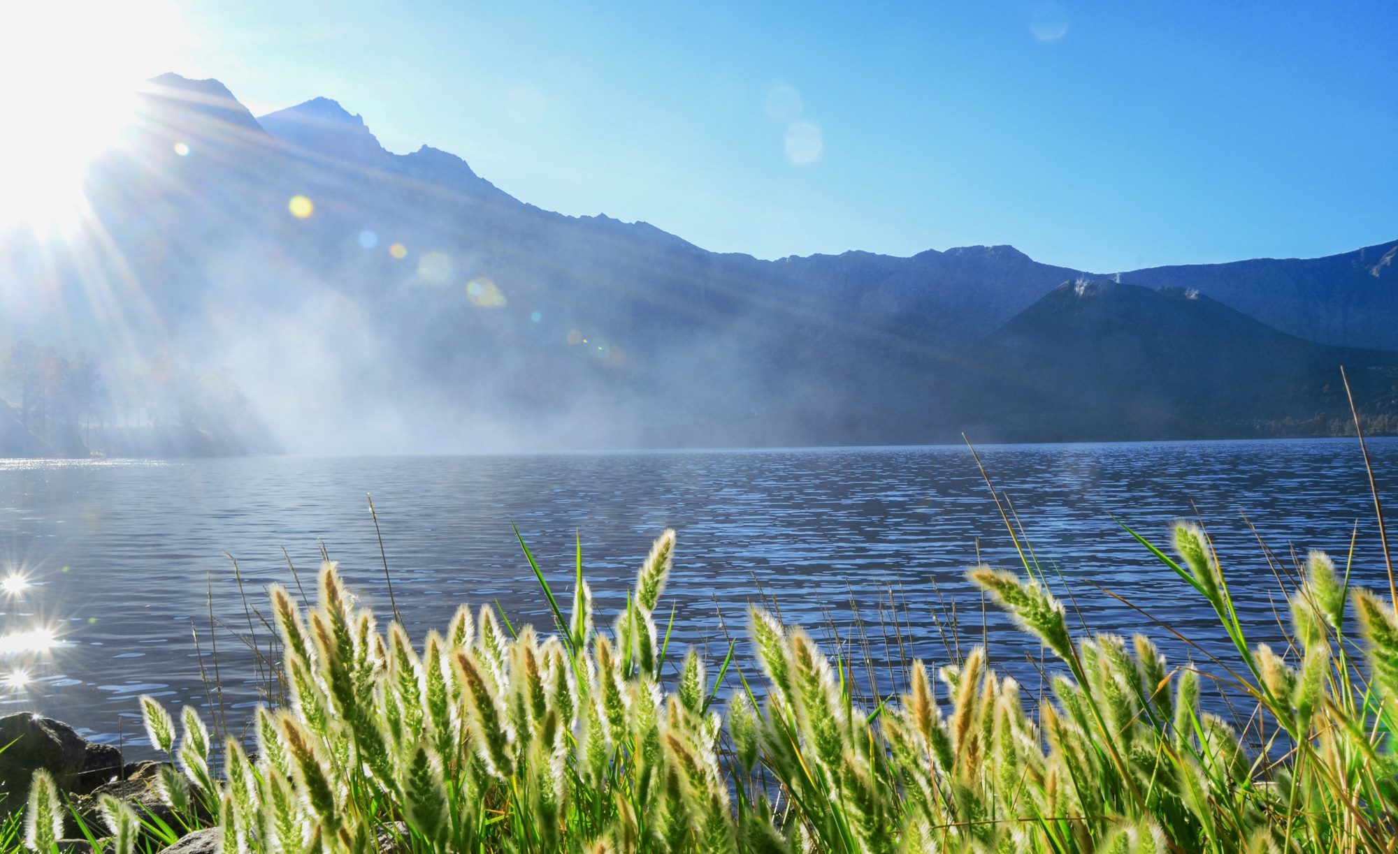 EKSOTIS: Salah satu titik tempat menikmati keindahan Danau Segara Anak, di Gunung Rinjani yang megah.