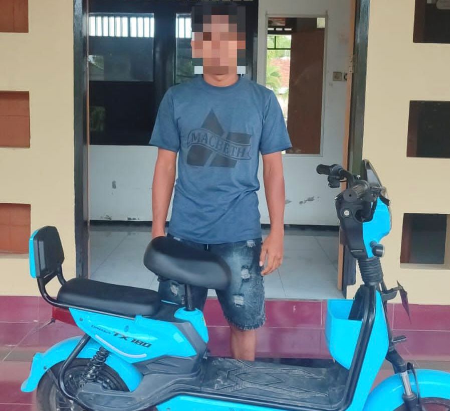 MASUK BUI: Tersangka penggelapan berinisial A beserta barang bukti diamankan ke Mapolsek Sandubaya setelah ditangkap, Kamis (24/7).&nbsp;